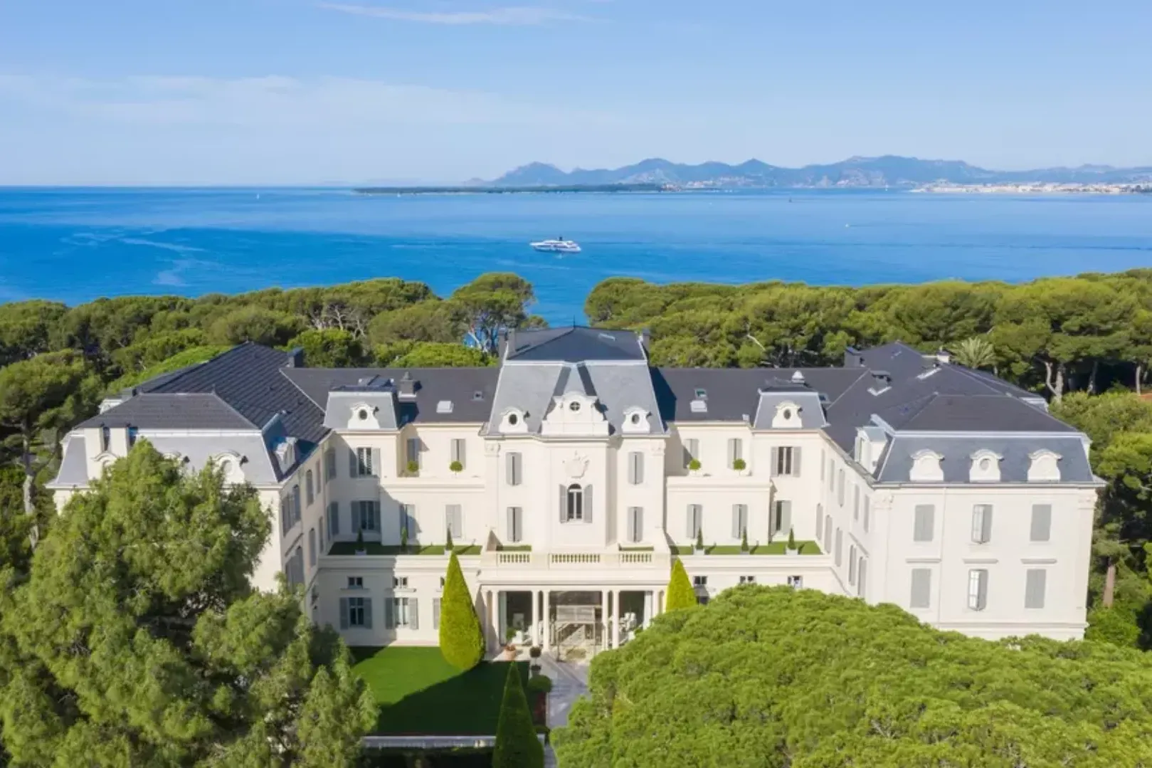 Hotel du Cap-Eden-Roc among pine trees above the Mediterranean