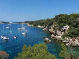 Crique rocheuse de la Baie des Milliardaires au Cap d’Antibes