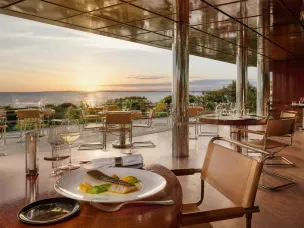 Salle et terrasse des Pêcheurs face à la Méditerranée