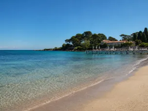 Plage de la Garoupe, sa baie et son eau claire