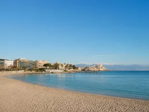 Plage de la Salis face au Vieil Antibes