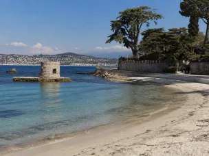 Plage des Ondes et sa tour de pierre