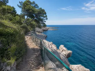 Marche sur le sentier du littoral de Tirepoil