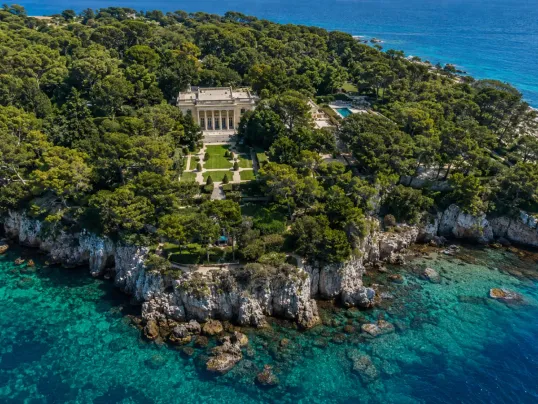 La façade et les jardins de la Villa Eilenroc