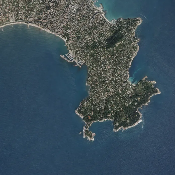 Vue aérienne de style satellite de la presqu'île du Cap d'Antibes