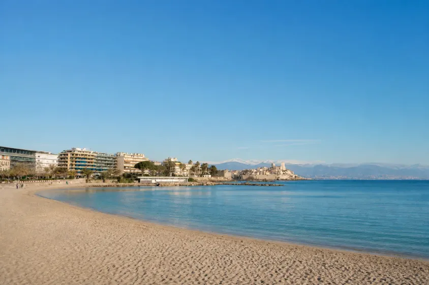 Plage de la Salis face au Vieil Antibes