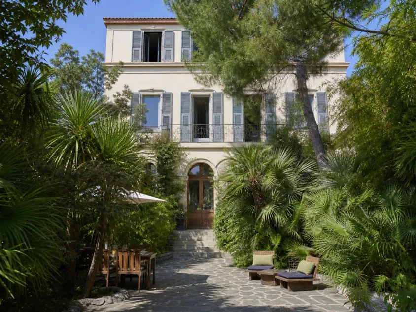 Façade et jardin de l’Hôtel Alexandra à Juan-les-Pins