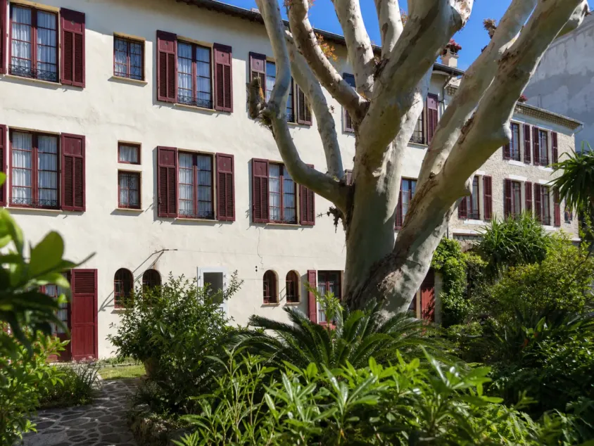 Façade et jardin de l’Hôtel Castel Mistral à Juan-les-Pins