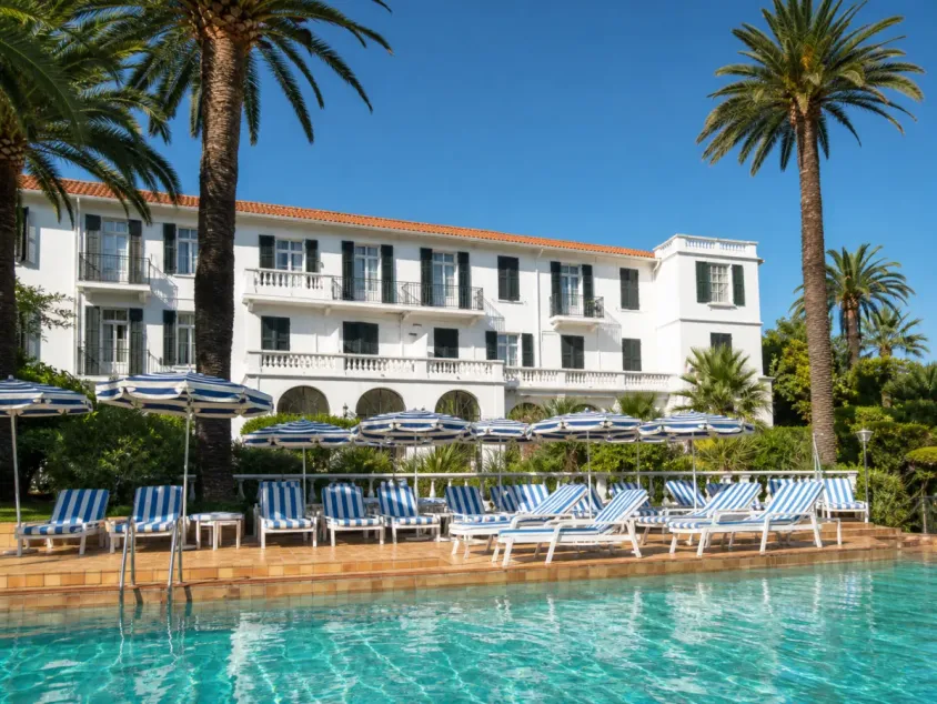 Piscine et façade de l’Hôtel des Mimosas à Juan-les-Pins