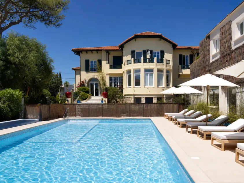 Piscine et façade de l’Hôtel Garoupe-Gardiole au Cap d’Antibes