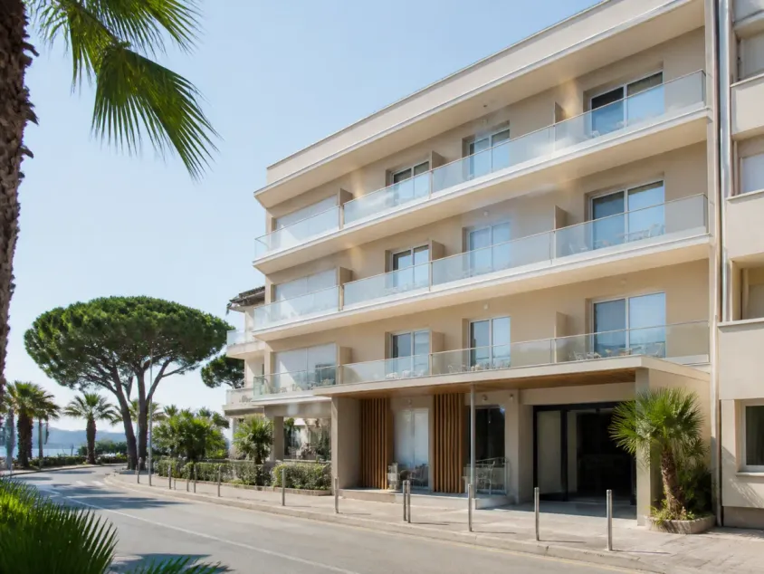 Façade contemporaine de l’Hôtel Hélios à Juan-les-Pins