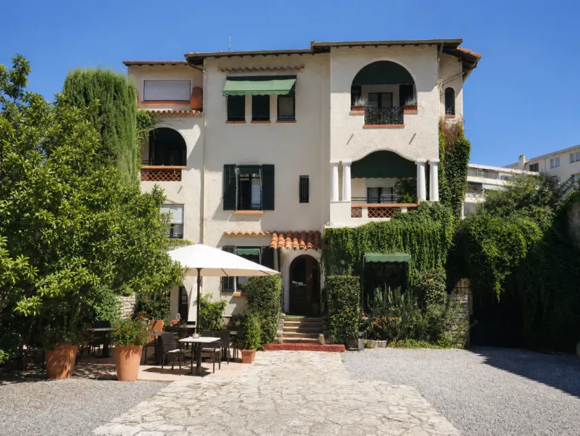 Façade et jardin de l’Hôtel La Marjolaine à Juan-les-Pins