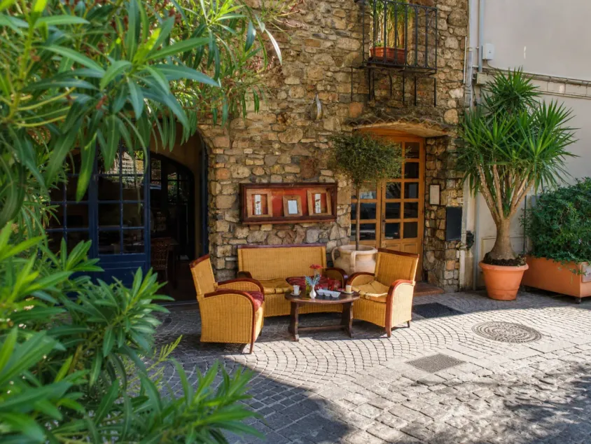 Entrée en pierre du Relais du Postillon dans le Vieil Antibes