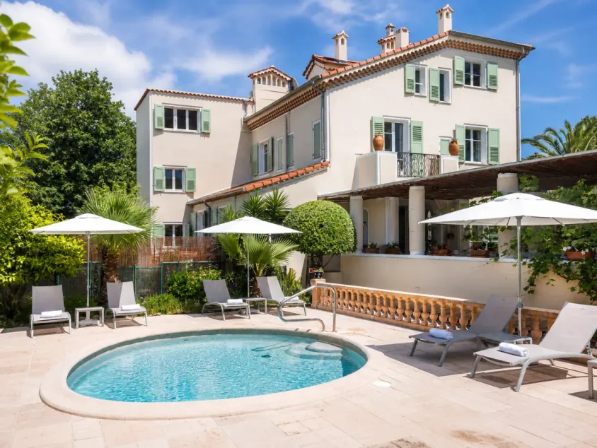 Piscine et façade du Mas Djoliba à Antibes
