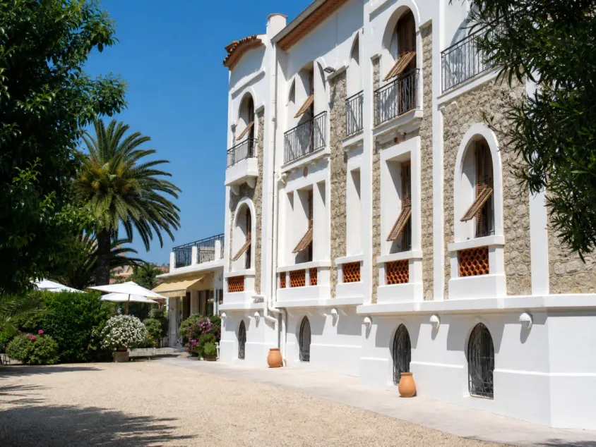 Façade de pierre de l’Hôtel Pierre Loti à Juan-les-Pins