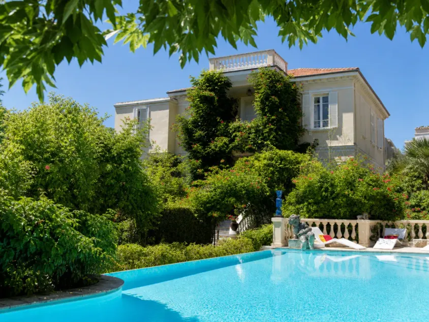 Piscine et jardin de l’Hôtel Villa Sainte-Valérie à Juan-les-Pins