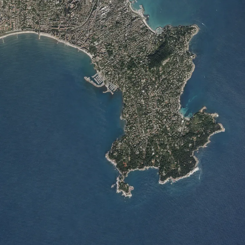 Vue satellite du Cap d’Antibes et de ses deux baies