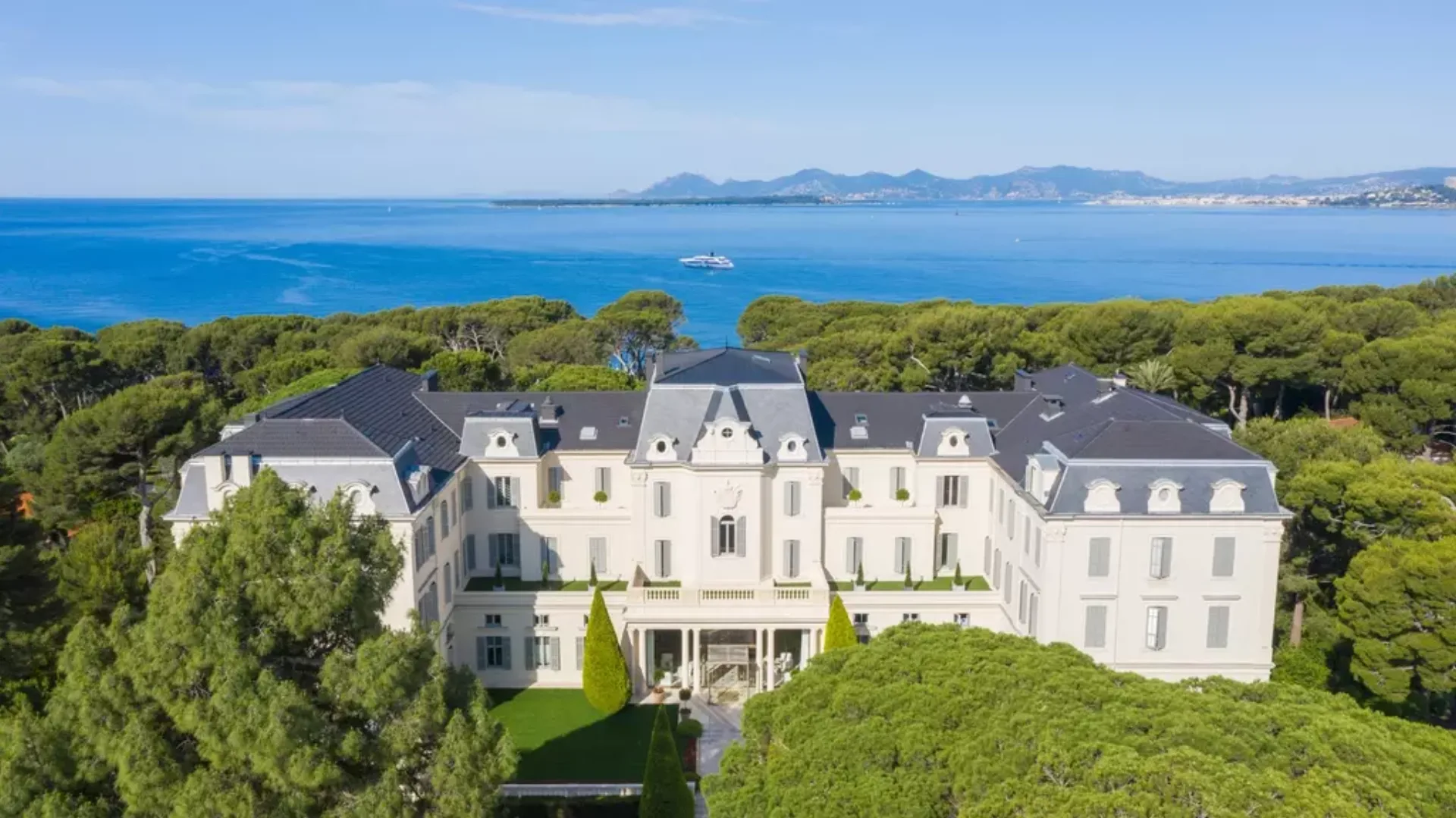 Hotel du Cap-Eden-Roc among pine trees above the Mediterranean
