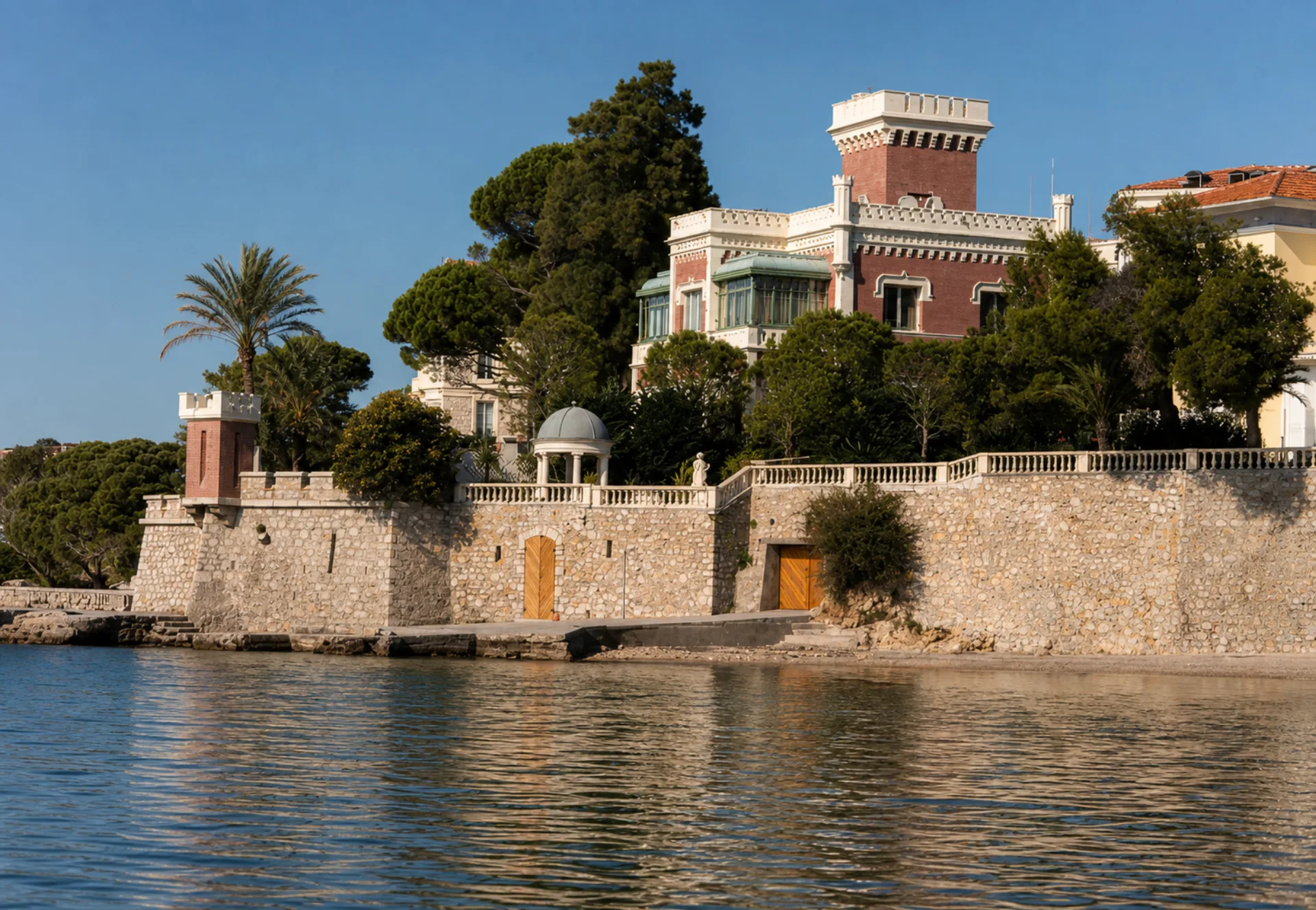 Villa La Vigie and its lookout tower seen from the water in Juan-les-Pins